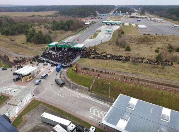 Belarus’ta 3 bin 500 göçmen, Polonya sınır kapısına dayandı